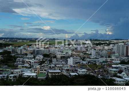 丘の上から見下ろす米軍基地 110086043