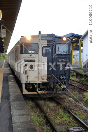 指宿駅に停車中の観光特急 指宿のたまて箱 指宿駅に停車中の観光特急 指宿のたまて箱 110086219