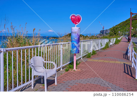 神奈川県横須賀市秋谷のR134号の峯山バス停から長者ヶ崎(富士山など)方面を見る 110086254