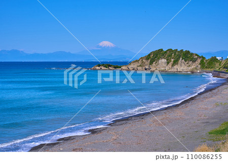 神奈川県横須賀市秋谷のR134号付近から長者ヶ崎(富士山など)方面を見る 110086255