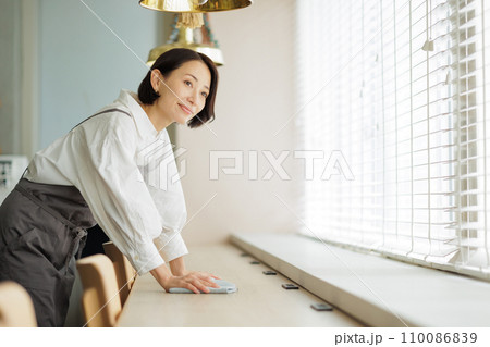 カフェ　女性 110086839