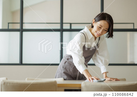 カフェ　女性 110086842