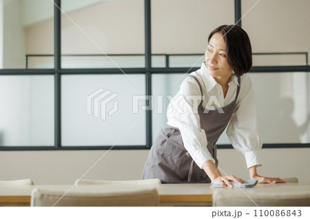 カフェ 女性 カフェ 女性 110086843