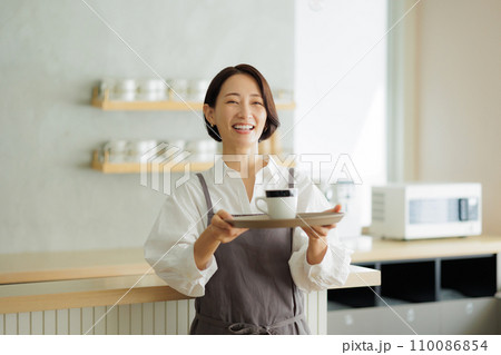 カフェ　女性 110086854