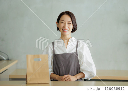 カフェ 女性 カフェ 女性 110086912