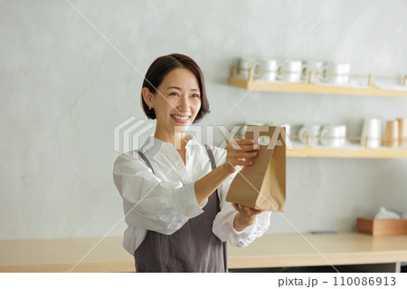 カフェ　女性 110086913