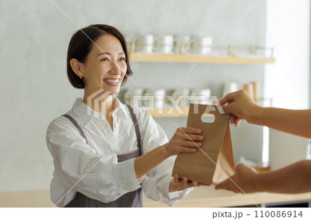 カフェ　女性 110086914