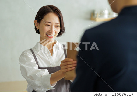 カフェ　女性 110086917