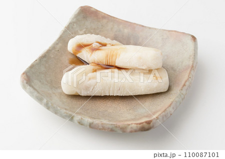 豆餅 焼いた餅に醤油をかける 豆餅 焼いた餅に醤油をかける 110087101