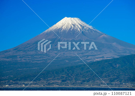 青空と雪積もる富士山 110087121