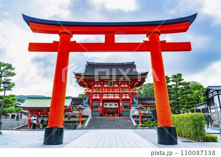 夏の伏見稲荷大社　鳥居と楼門　京都府京都市 110087138