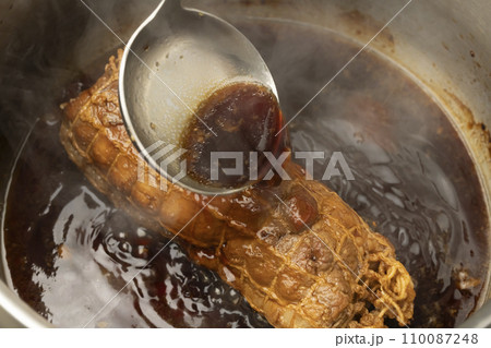 チャーシュー　煮汁をかける 110087248