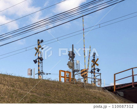堤防の道路に設置された踏み切り 110087312