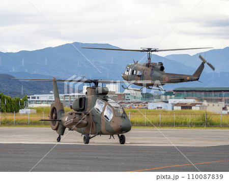 八尾駐屯地に着陸するOH-1とUH-1Jヘリコプター 110087839