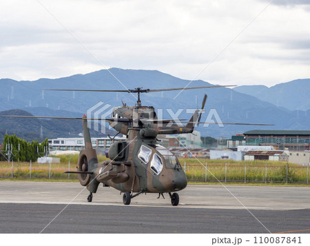 八尾駐屯地に着陸するOH-1とUH-1Jヘリコプター 八尾駐屯地に着陸するOH-1とUH-1Jヘリコプター 110087841