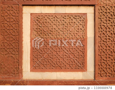 Stone pattern on a temple wall in Red Fort, Agra, UNESCO World heritage site, India 110088978