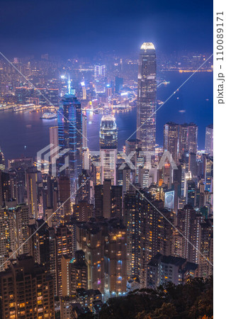 10月香港 盧吉道(ルガード・ロード)展望台から見た香港ビル群夜景 10月香港 盧吉道(ルガード・ロード)展望台から見た香港ビル群夜景 110089171