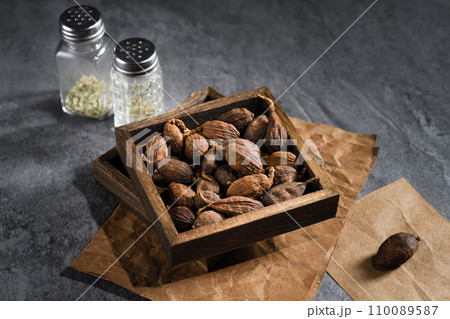 Spices in wooden box:Tsaoko Amomum Fruit Spices in wooden box:Tsaoko Amomum Fruit 110089587