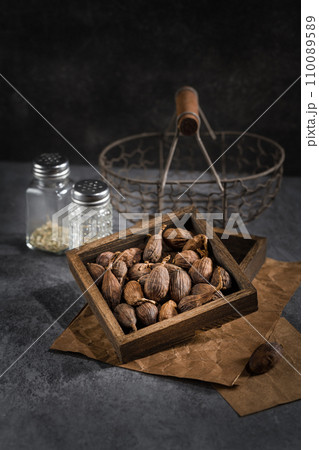 Spices in wooden box:Tsaoko Amomum Fruit Spices in wooden box:Tsaoko Amomum Fruit 110089589