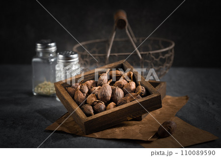Spices in wooden box:Tsaoko Amomum Fruit 110089590