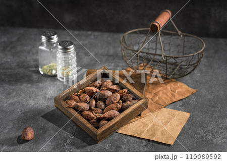 Spices in wooden box:Tsaoko Amomum Fruit 110089592