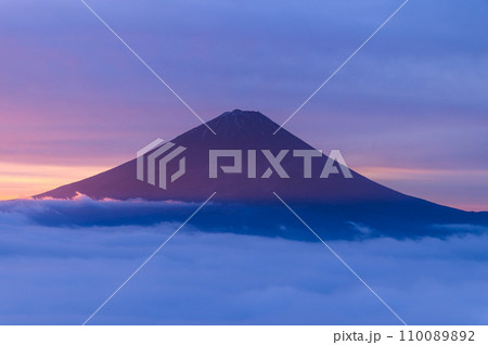 ご来光の光を浴びる富士山と広がる雲海・絶景 110089892