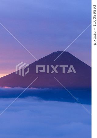 ご来光の光を浴びる富士山と広がる雲海・絶景 110089893