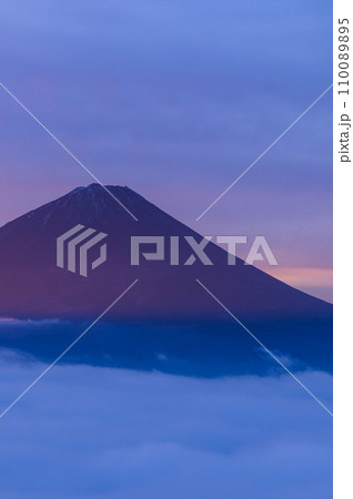 ご来光の光を浴びる富士山と広がる雲海・絶景 110089895