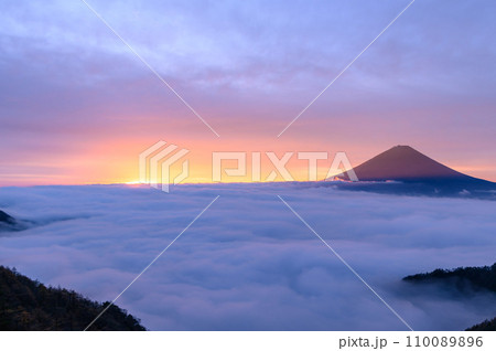 ご来光の光を浴びる富士山と広がる雲海・絶景 110089896