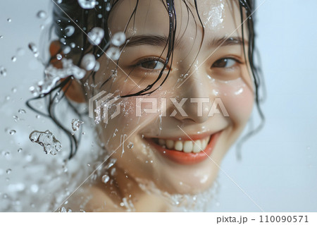 若い女性の顔に水しぶきがかかる(Generative AI) 若い女性の顔に水しぶきがかかる(Generative AI) 110090571