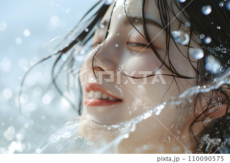 若い女性の顔に水しぶきがかかる（Generative AI） 110090575