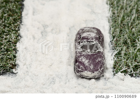雪道の交差点で一時停止する自動車 雪道の交差点で一時停止する自動車 110090689