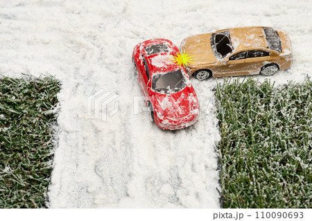 雪道での右折車と直進車の事故 110090693