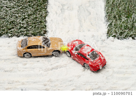 雪道での右折車と直進車の事故 110090701
