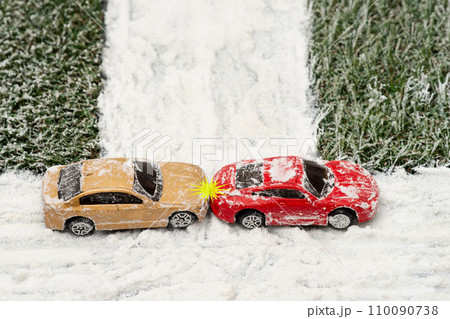 雪道での追突事故のイメージ 雪道での追突事故のイメージ 110090738