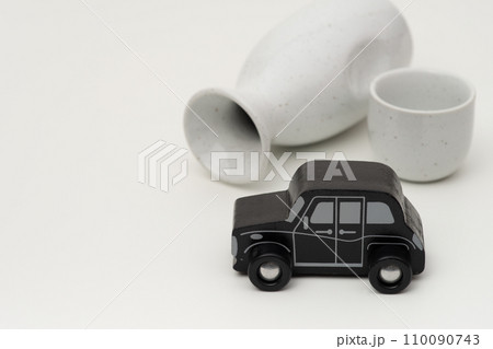 自動車のおもちゃで飲酒運転のイメージ 110090743