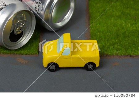トラックで飲酒運転のイメージ トラックで飲酒運転のイメージ 110090784