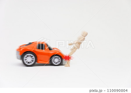 人と自動車の衝突事故のイメージ 人と自動車の衝突事故のイメージ 110090804