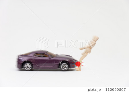 人と自動車の衝突事故のイメージ 110090807
