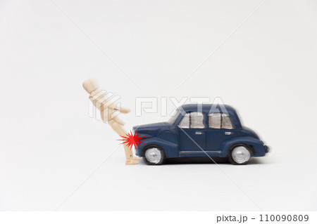 人と自動車の衝突事故のイメージ 人と自動車の衝突事故のイメージ 110090809