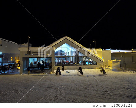 夜のニセコ東急 グラン・ヒラフのマウンテンセンター  110091223