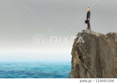 海の見える崖の上のビジネスマン　AI生成画像 110091566