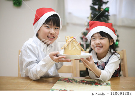 ヘクセンハウスを作る子供たち	 110091888