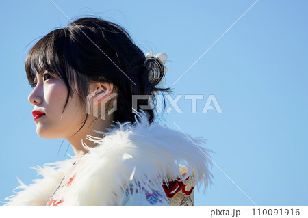 青空と振袖(着物)を着た新成人女性「AI生成画像」 青空と振袖(着物)を着た新成人女性「AI生成画像」 110091916