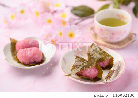 上品に香る日本の伝統和菓子 桜餅 110092130