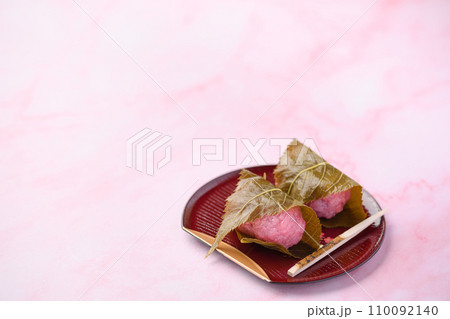 上品に香る日本の伝統和菓子 桜餅 110092140