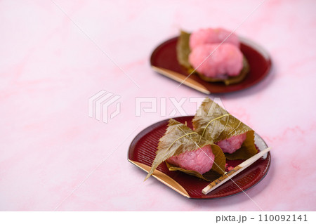 上品に香る日本の伝統和菓子 桜餅 110092141
