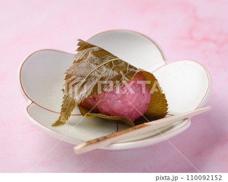 上品に香る日本の伝統和菓子 桜餅 上品に香る日本の伝統和菓子 桜餅 110092152