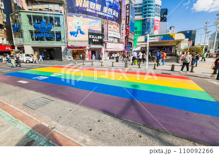 台北　西門町のレインボー横断歩道 110092266