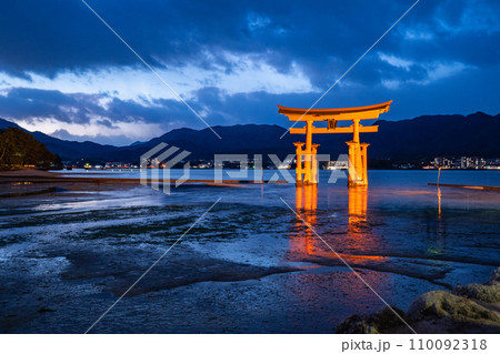 夜の大鳥居 宮島 厳島神社 広島県 廿日市市 夜の大鳥居 宮島 厳島神社 広島県 廿日市市 110092318